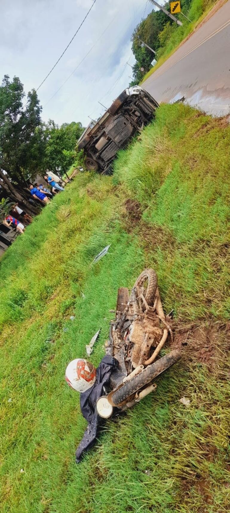 En el lugar del accidente quedó la motocicleta el casco y una campera, que propiedad de la víctima fatal.