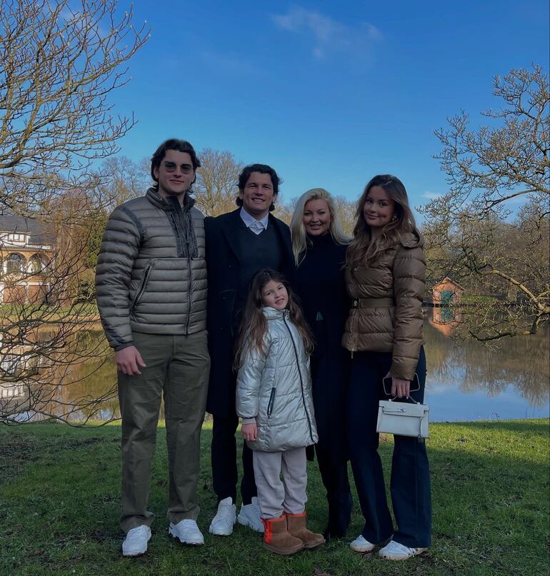 Nelson Haedo Valdez y Tynka con sus hijos Samuel, Noemí y Leonie. (Instagram/Nelson Haedo Valdez)