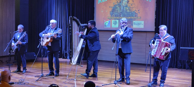 El añejo conjunto “Los Folkloristas del Sur” hizo gala de calidad y profesionalismo en sus interpretaciones de temas del viejo cancionero paraguayo.