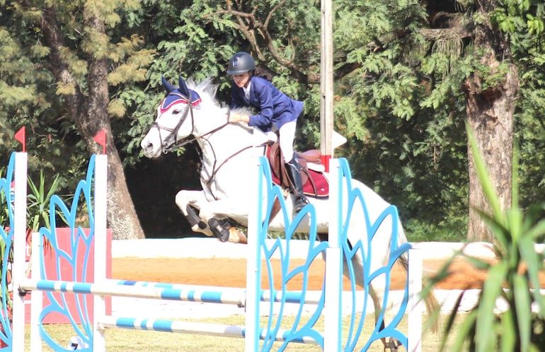 Valentina Giménez, con Silverana, saltará en la categoría 0,90 en las competencias en Acá Carayá.