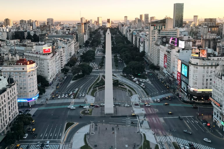 La avenida 9 de julio y el obelisco, hoy, casi vacía en Buenos Aires (Argentina). La calma es la norma general con que Argentina vive desde la medianoche de este jueves el comienzo de una huelga general de 24 horas, la segunda bajo el mandato del ultraliberal Javier Milei como presidente del país.