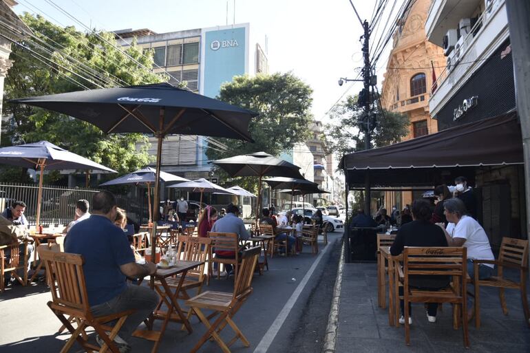 Pese a un mal año para los locales gastronómicos debido a la pandemia y las restricciones, estos han persistido y ayer hicieron “revivir” Asunción con la puesta en marcha del proyecto de mesas y sillas en las calles. La medida seguirá este domingo y comenzó el fin de semana pasado.