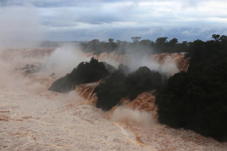 La furia de agua roja se desató luego de las intensas lluvias en la zona de las Cataratas del Yguazú.
