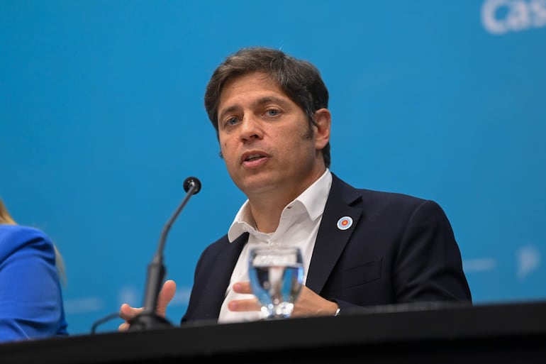 El gobernador de la provincia de Buenos Aires, Axel Kicillof, habla en una rueda de prensa, este miércoles, en Buenos Aires (Argentina). Kicillof culpó al presidente argentino, Javier Milei, por la decisión de que la planta de licuefacción integrada en un multimillonario proyecto para exportar gas natural licuado (GNL) no se construya en su territorio.