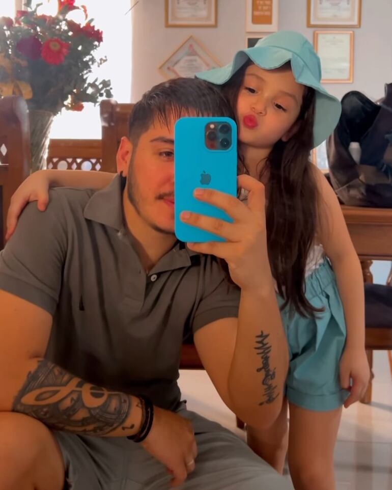 Melody posando con papá Will Fretes. (Captura de la historia de Instagram de Will Fretes)