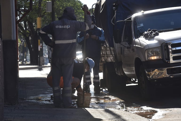 Sobre la calle Estados Unidos, entre Cerro Corá y 25 de Mayo, una vereda registraba la pérdida masiva de agua. En estos momentos se encuentra una cuadrilla de la Essap tratando de subsanar.