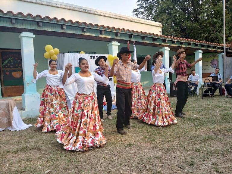 Integrantes de la escuela municipal de danza de Fuerte Olimpo.