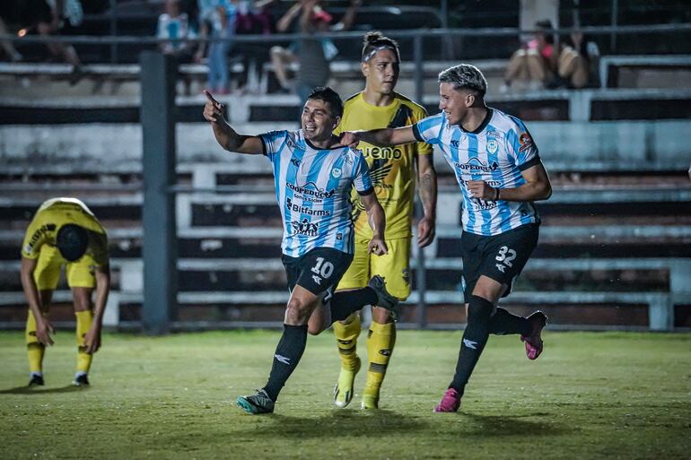 Festejo de los goleadore albicelestes, Carlos Duarte y Jesús Cáceres, en medio de la desazón de Gustavo Villamayor. (Foto: Guaireña FC)