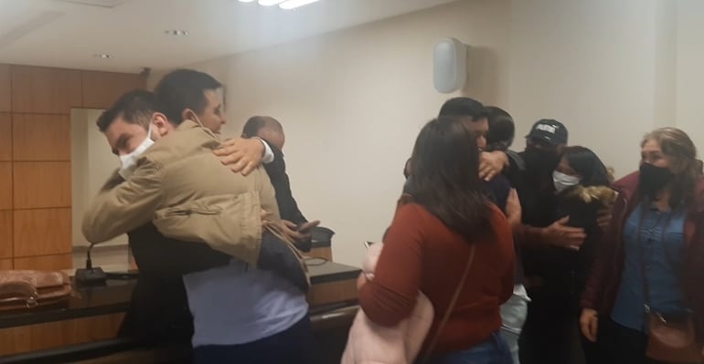 Familiares de la mujer celebran el fallo condenatorio tras el término del juicio oral en julio del 2021. Posteriormente, la sentencia fue anulada. (Foto archivo).