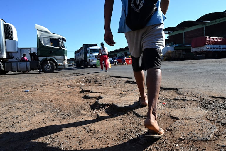 Baches, basura, coimas y microtráfico denuncian los permisionarios del Mercado de Abasto.