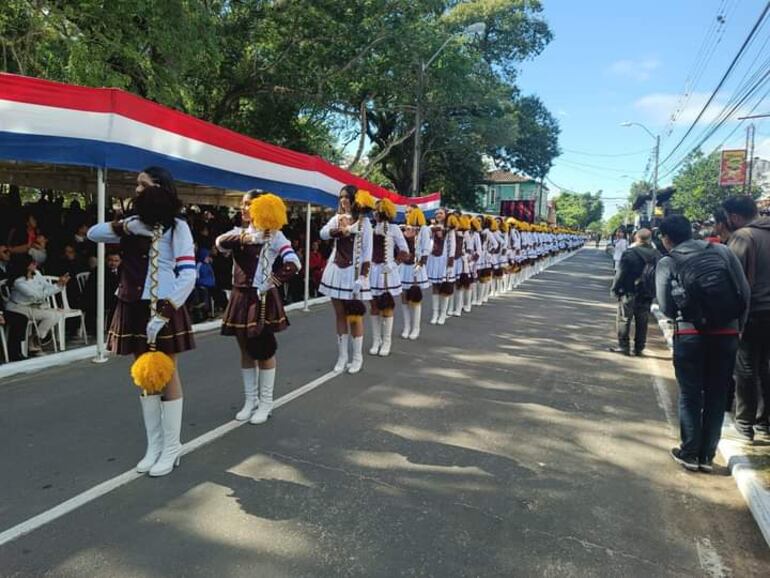 Chiroleras del Colegio Técnico Juan XXlll, pasan frente al palco oficial.