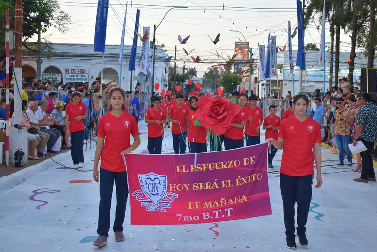 Desfile en Villarrica por el día de la primavera y la juventud.