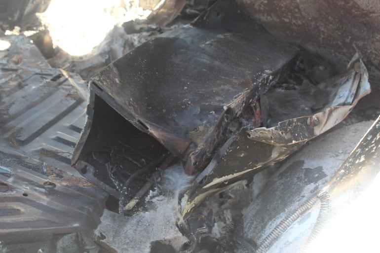 La caja metálica que fue encontrada en el interior del rodado incinerado.