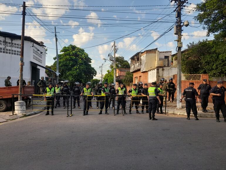 Así se encuentra el barrio Tacumbú esta mañana, con mucha seguridad y familiares en vigilia, esperando noticias sobre los reclusos.