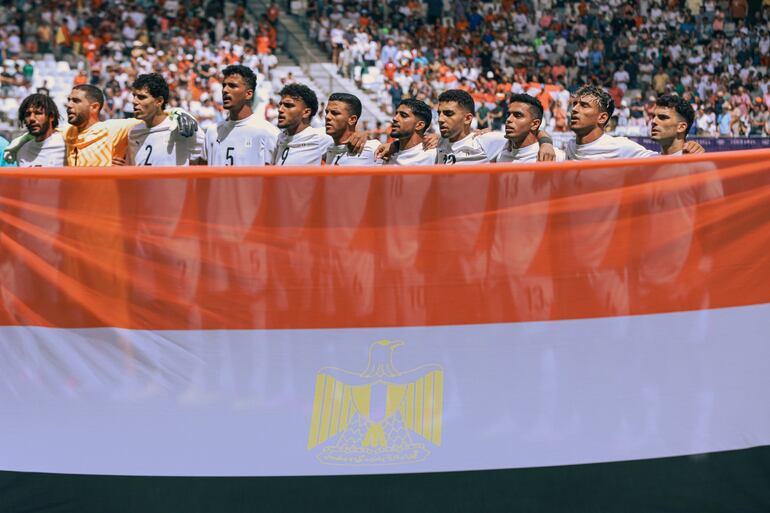 Los jugadores de la selección de Egipto entonan el himno nacional de su país en los Juegos Olímpicos París 2024.