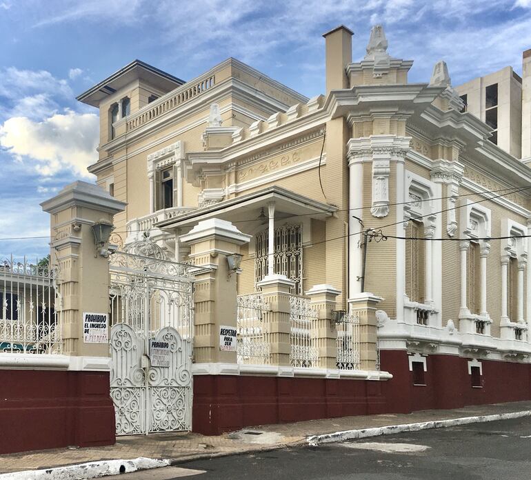 Artística fachada de la Casa Cellario, sede social del Centro Militar,Naval y Aeronáutico.