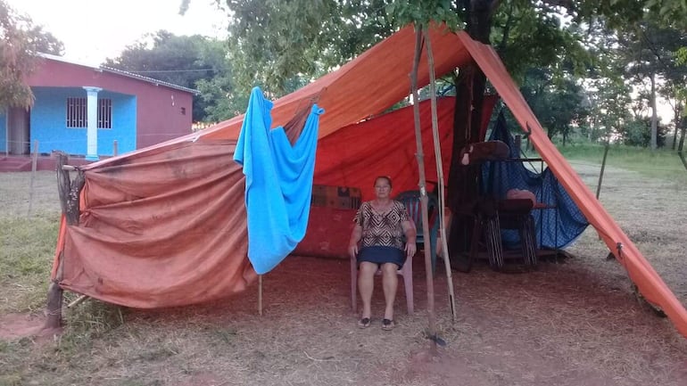 La señora Eusebia Zorrilla, de la localidad de Yrybucuá, está viviendo bajo una precaria carpa al costado de la calle desde el pasado 10 de diciembre.