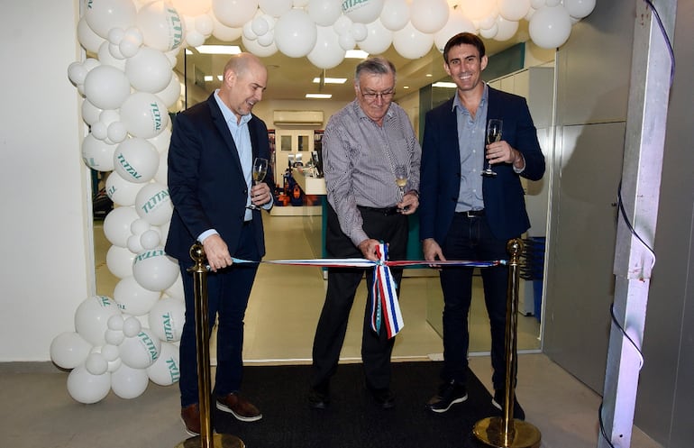 Esteban Pérez, René Pérez y Rodolfo Pérez en la inauguración de Tienda Total.