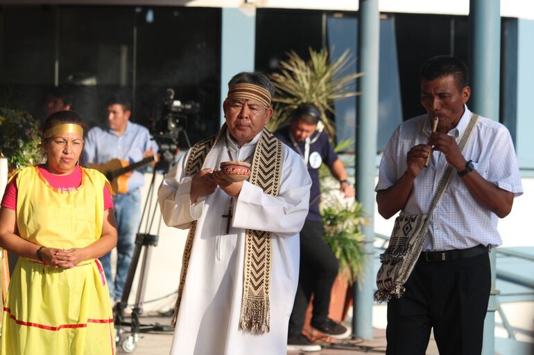 La congregación indigena presentó su tradicional coro en la basílica de Caacupé.