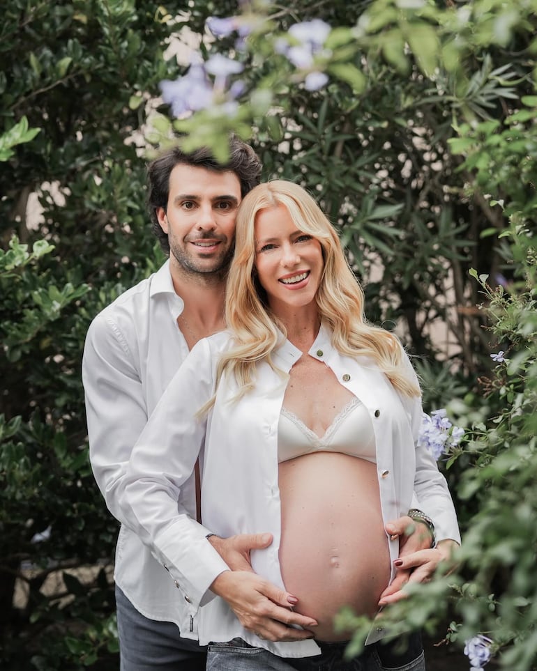 Nicole Neumann y Manu Urcera aguardaban felices a Cruz. Hoy, ya lo tienen en sus brazos.