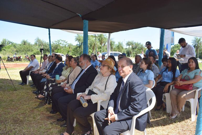 Autoridades políticas, municipales y de la Unves participaron del acto de palada inicial cuya construcción se inicia en el barrio San Vicente de Carapeguá.