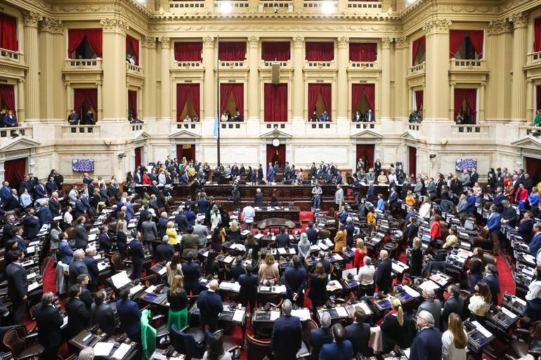 Fotografía cedida por la oficina de prensa de la Cámara de Diputados de Argentina de una sesión de la Cámara.