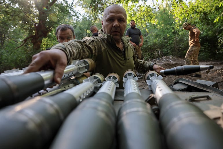 Soldados ucranianos de artillería se preparan para disparar contra posiciones rusas en la región de Donetsk, el pasado 17 de agosto.