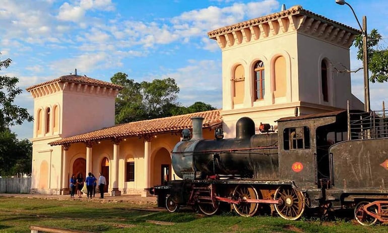 La  exestación de tren que se mantiene intacta en el distrito de Pirayú.