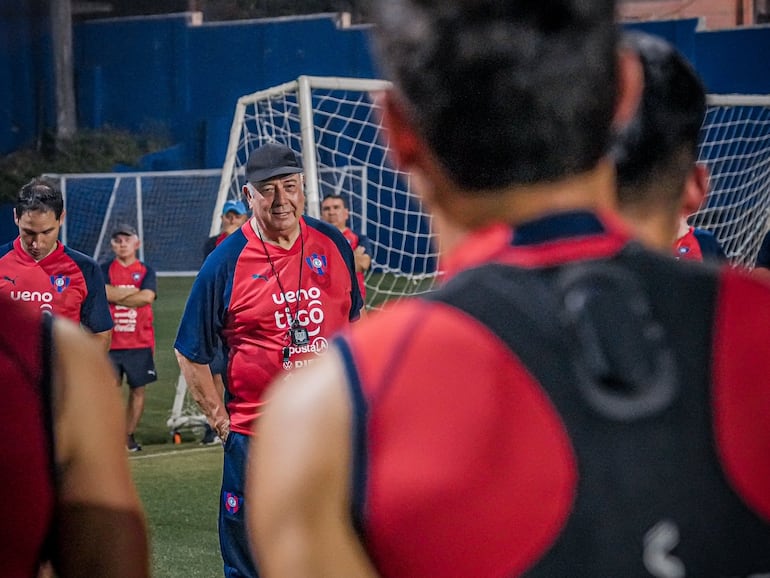 El paraguayo Carlos Jara Saguier (c) en la primera movilización como entrenador de Cerro Porteño en el estadio La Ollita, en Asunción.