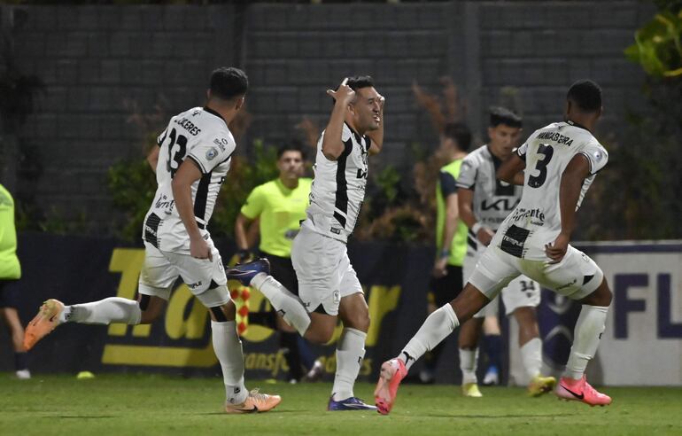 Néstor Camacho celebra tras marcar ayer el tercer gol de Tacuary, su segundo tanto de la noche. El atacante llega a 129 anotaciones en Liga.