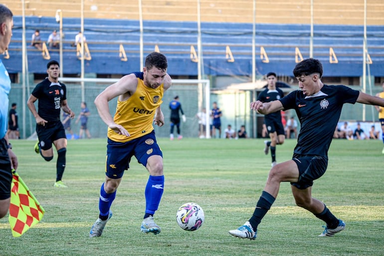 Con la pelota, el argentino Felipe Pasadore, nuevo en el Sportivo Luqueño, en el partido amistoso de la mañana de este sábado frente al equipo de Reserva de Olimpia.