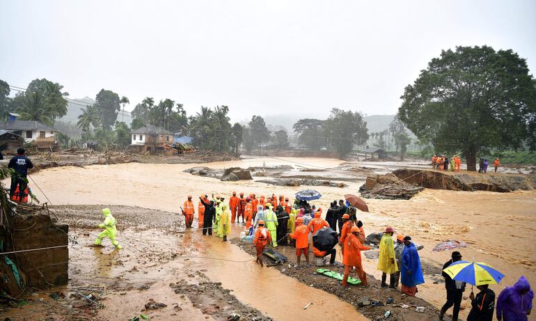 Rescatistas trabajan para asistir a víctimas de alud e intensas lluvias en el distrito de Wayanad.