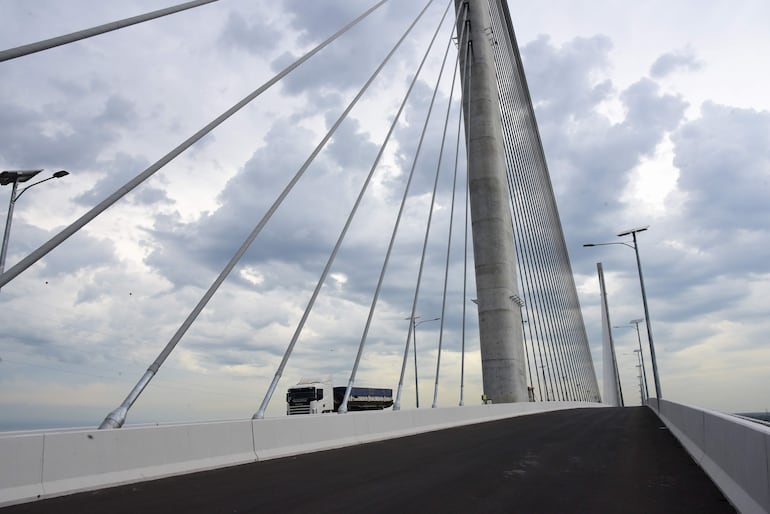 El puente Héroes del Chaco ya está casi listo para su habilitación. 