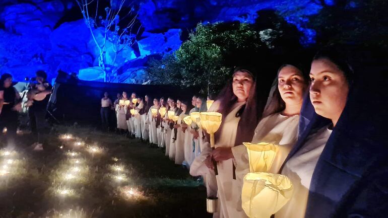 Con antorchas y candiles artesanales, los  participantes iluminaron el calvario de Jesús.