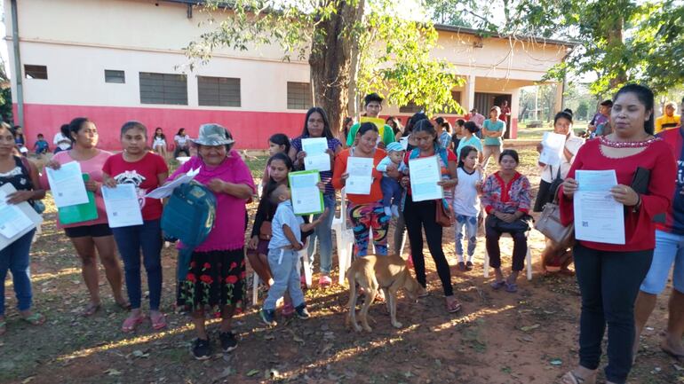 Indígenas de la Colonia Fortuna de Curuguaty exhiben sus contratos incumplidos por el MUVH.