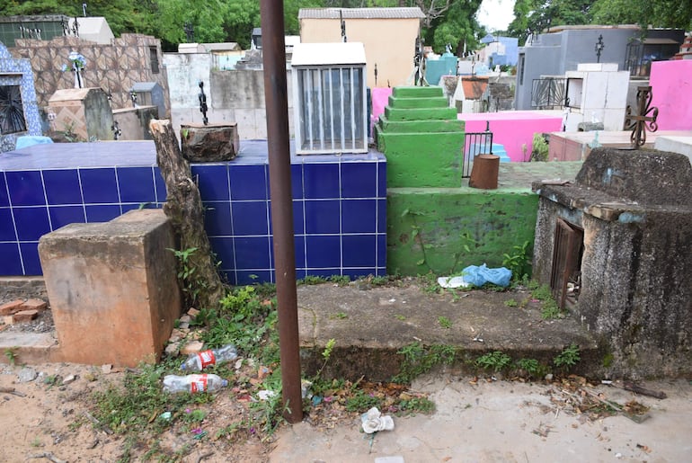 El cementerio de San Juan Nepomuceno con basura dejada por los visitantes.

