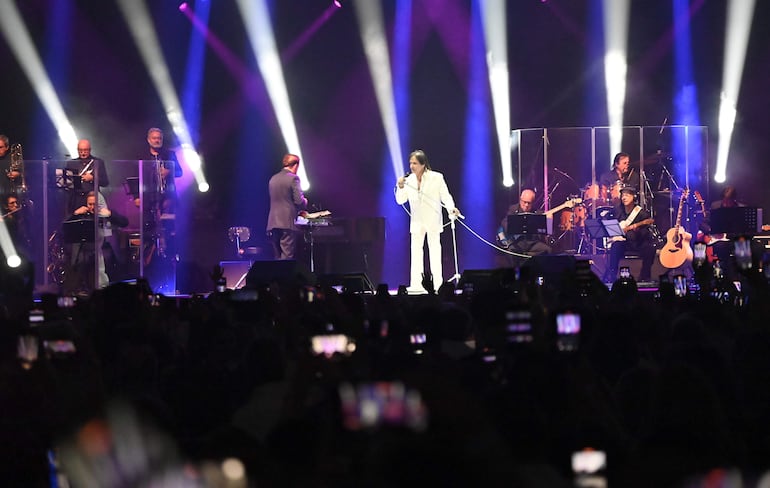 Trece músicos y cantantes acompañaron en escena a Roberto Carlos, que presentó una puesta en escena sencilla que brindó un mayor protagonismo a las canciones.