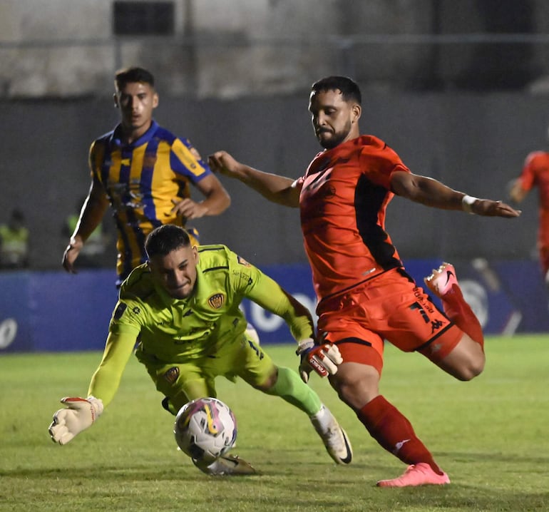 El uruguayo Gonzalo Falcón (27 años) hace el esfuerzo por abortar la carga de Diego Duarte (22), que le ocasionó una lesión en la mano al arquero del Sportivo Luqueño, que logró reponerse para continuar en el partido.