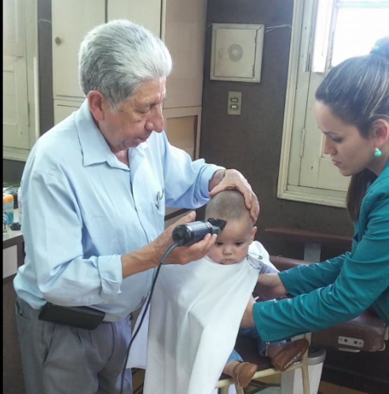 Don Clemente Coronel, en pleno trabajo. Foto: redes sociales Peluquería Velox.