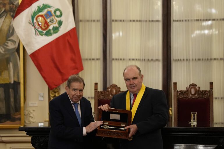 El líder antichavista Edmundo González Urrutia (d) recibe la llave de la ciudad de Lima por parte del alcalde de Lima, Rafael López Aliaga, este miércoles, en la municipalidad de Lima (Perú). 
