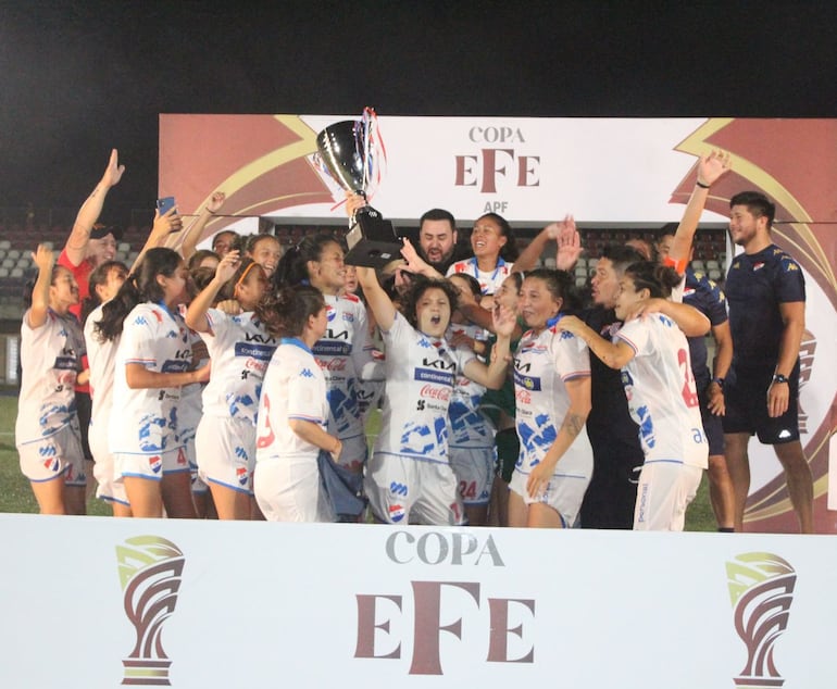 Celebración de las integrantes del equipo  Nacional/Humaitá, ganador de la Copa EFE 2.