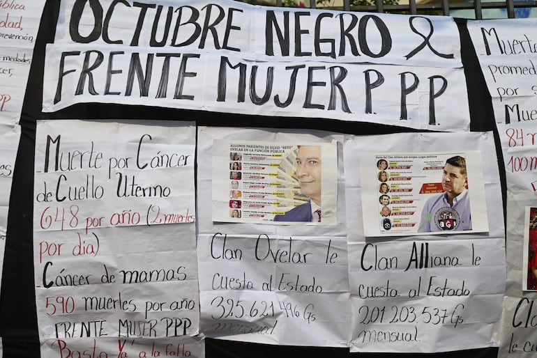 Carteles colgados por las rejas del Ministerio de Salud. 