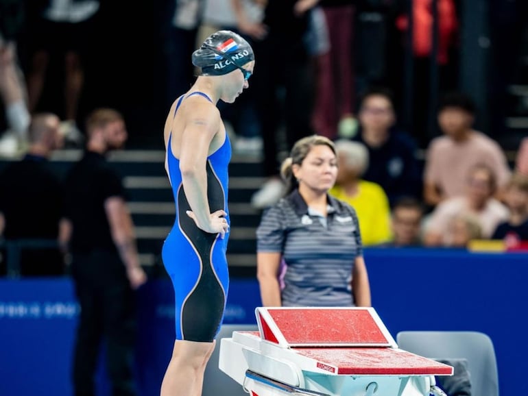 La paraguaya Luana Alonso durante la competencia de los 100 metros mariposa en los Juegos Olímpicos París 2024.