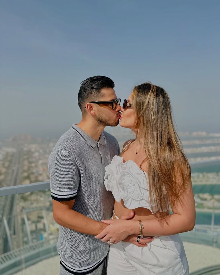 ¡Enamorados en Qatar! Óscar Romero y Jani González. (Instagram/Jani González)