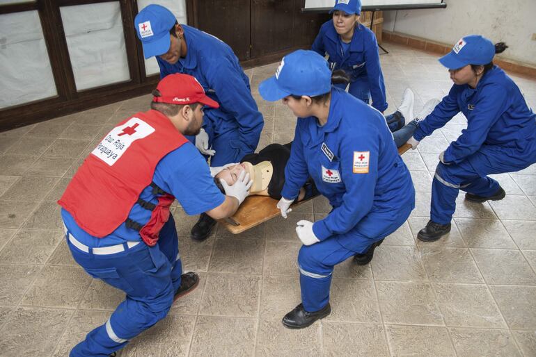 En el marco de la campaña "Primero... Los Primeros Auxilios", la Cruz Roja Paraguaya busca sensibilizar a la ciudadanía sobre la importancia de conocer sobre medidas inmediatas, para responder a situaciones de emergencia, que pueden salvar vidas.