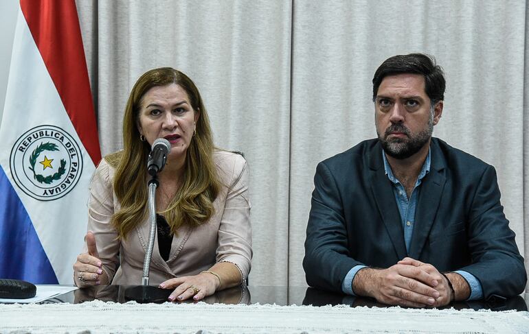 La doctora Teresa Barán, ministra de Salud y el Dr. Bruno Balmelli, miembro de la Sociedad Paraguaya de Cirugía Plástica, en conferencia de prensa esta mañana.