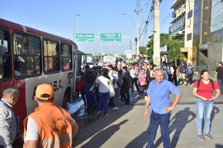 Aún no hay paro de Cetrapam, pero los pasajeros sufren por las reguladas de buses en forma diaria.