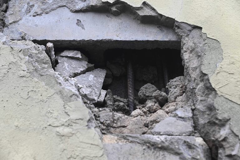 Así se encuentra una de las grietas del túnel del "superviaducto".