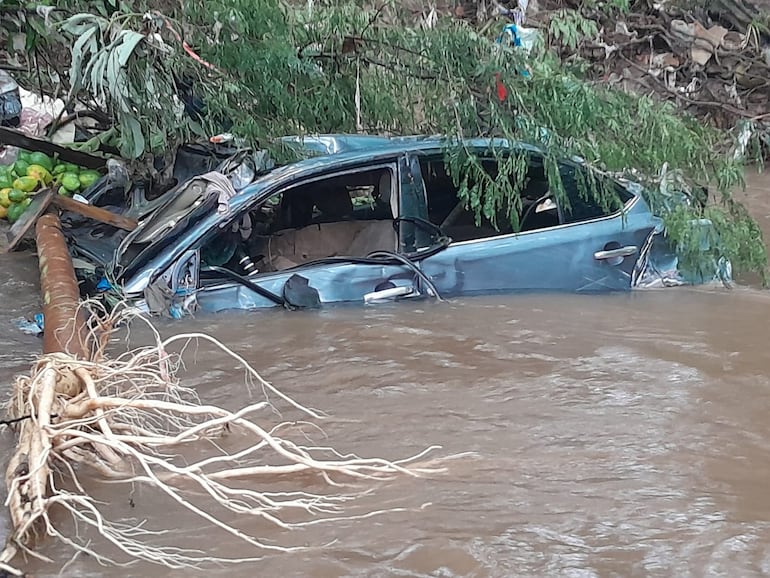 Un automóvil con cinco ocupantes fue arrastrado por el raudal en la ciudad de Luque. Solo se salvaron tres hombres, que pertenecen al grupo Lince.