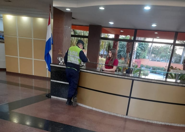 La Policía Nacional desplegó un operativo de búsqueda en hoteles, moteles y hospedajes, ubicados en los diferentes puntos de la ciudad de Villarrica, en el marco de la desaparición del niño Loan Peña.